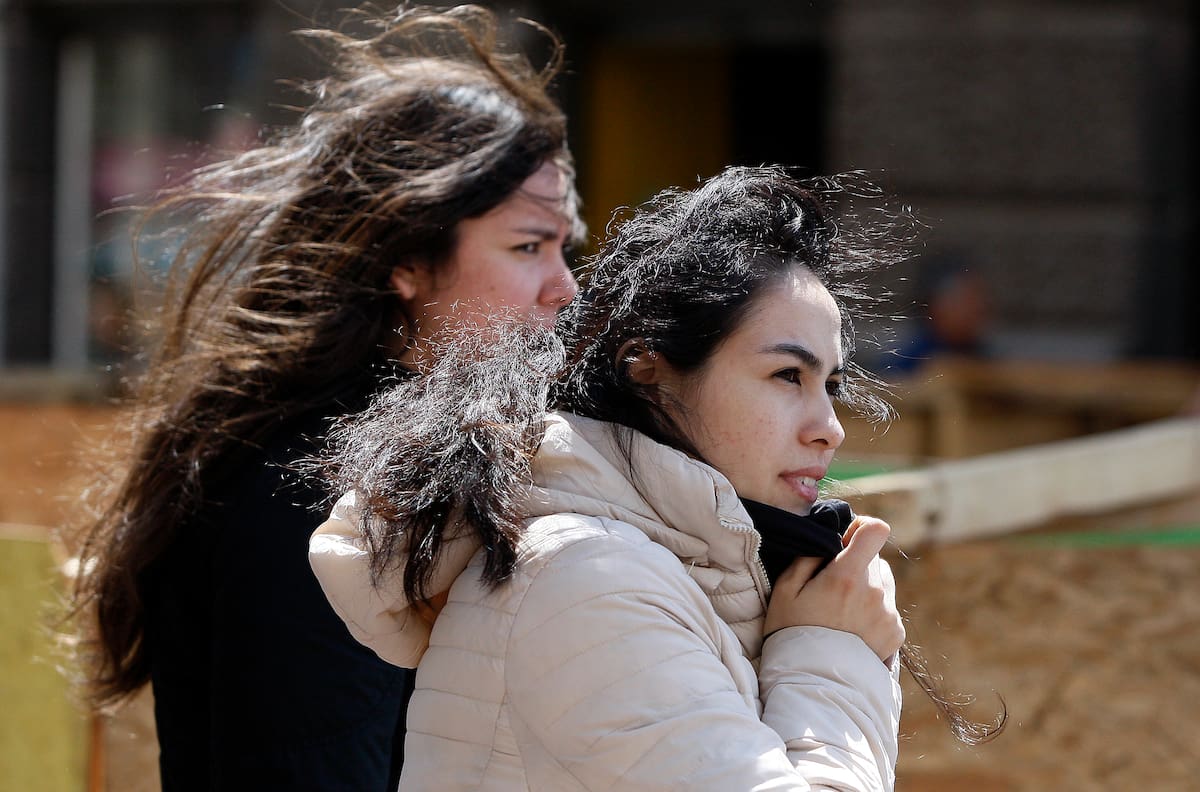 Advierten por ráfagas de hasta 70 km/h: Fuertes vientos afectarán a estas comunas del sur de Chile
