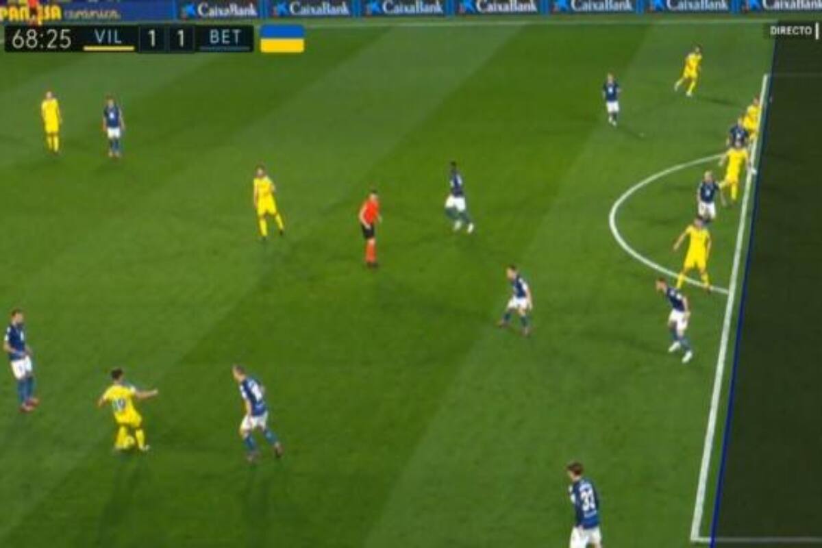 La polémica línea trazada por el VAR para validar el tanto de Villarreal. Foto: Captura.