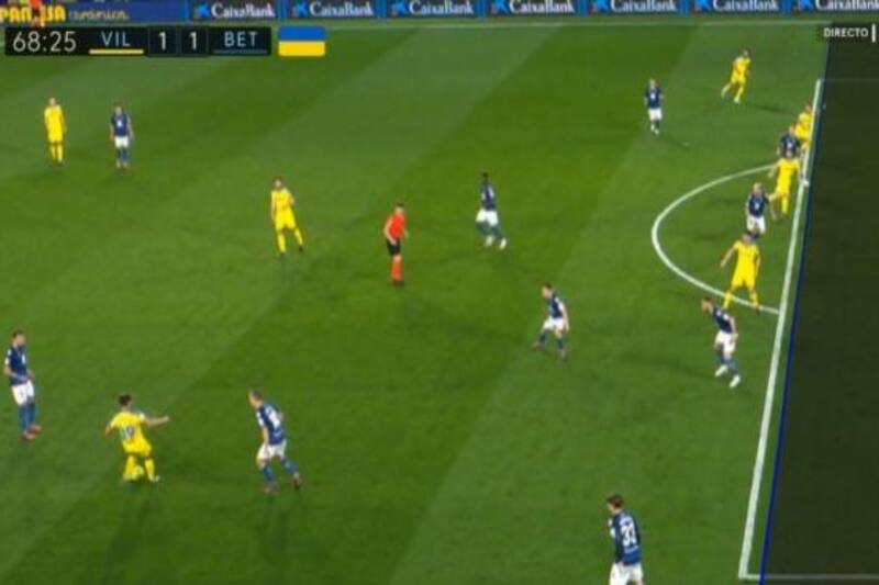 La polémica línea trazada por el VAR para validar el tanto de Villarreal. Foto: Captura.
