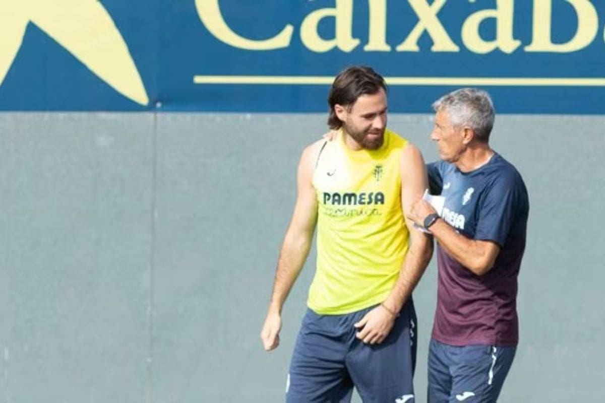Ben Brereton junto a Quique Setién en una práctica del Villarreal.