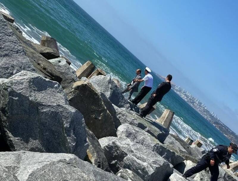 El cadáver, del cual aún no se confirma la identidad, fue hallado en medio de unos roqueríos.