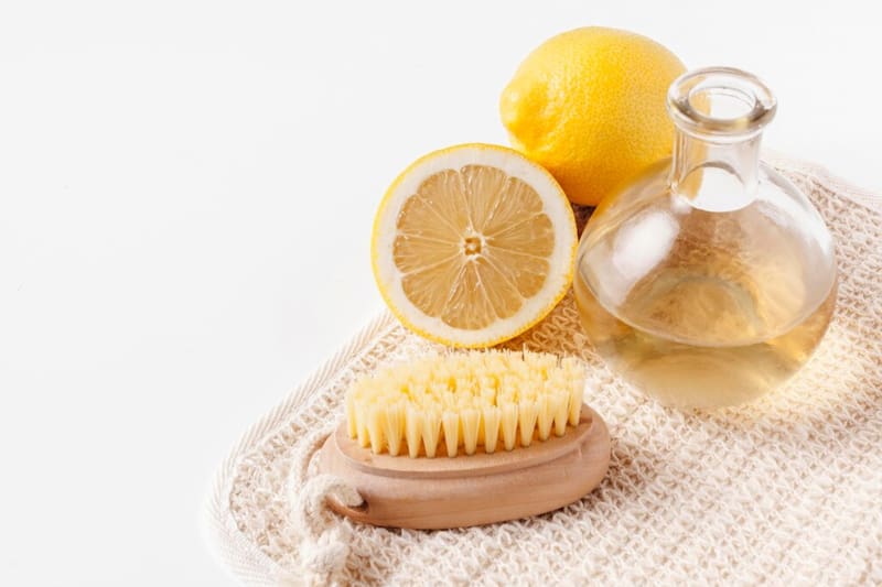 Aunque no lo creas, hay muchas formas de usar este producto que seguramente tienes en tu despensa para la limpieza de la casa. Créditos: Freepik.