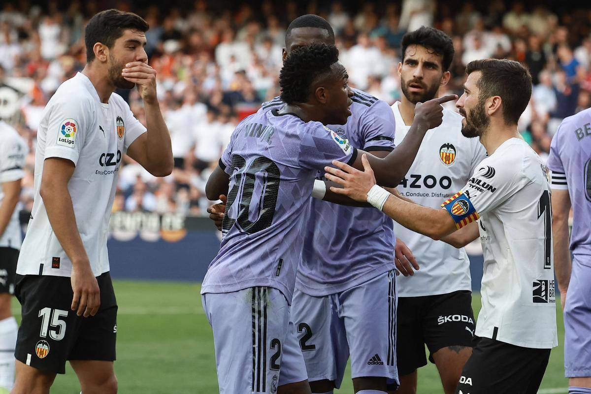 Vinicius discutiendo con jugadores del Valencia