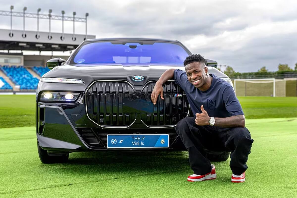 Vinicius Jr. posando con su nuevo auto.