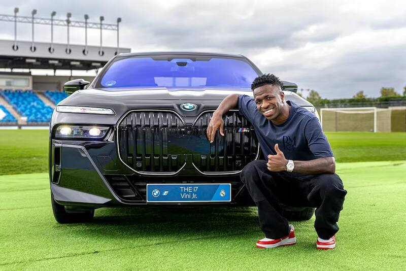 Vinicius Jr. posando con su nuevo auto.