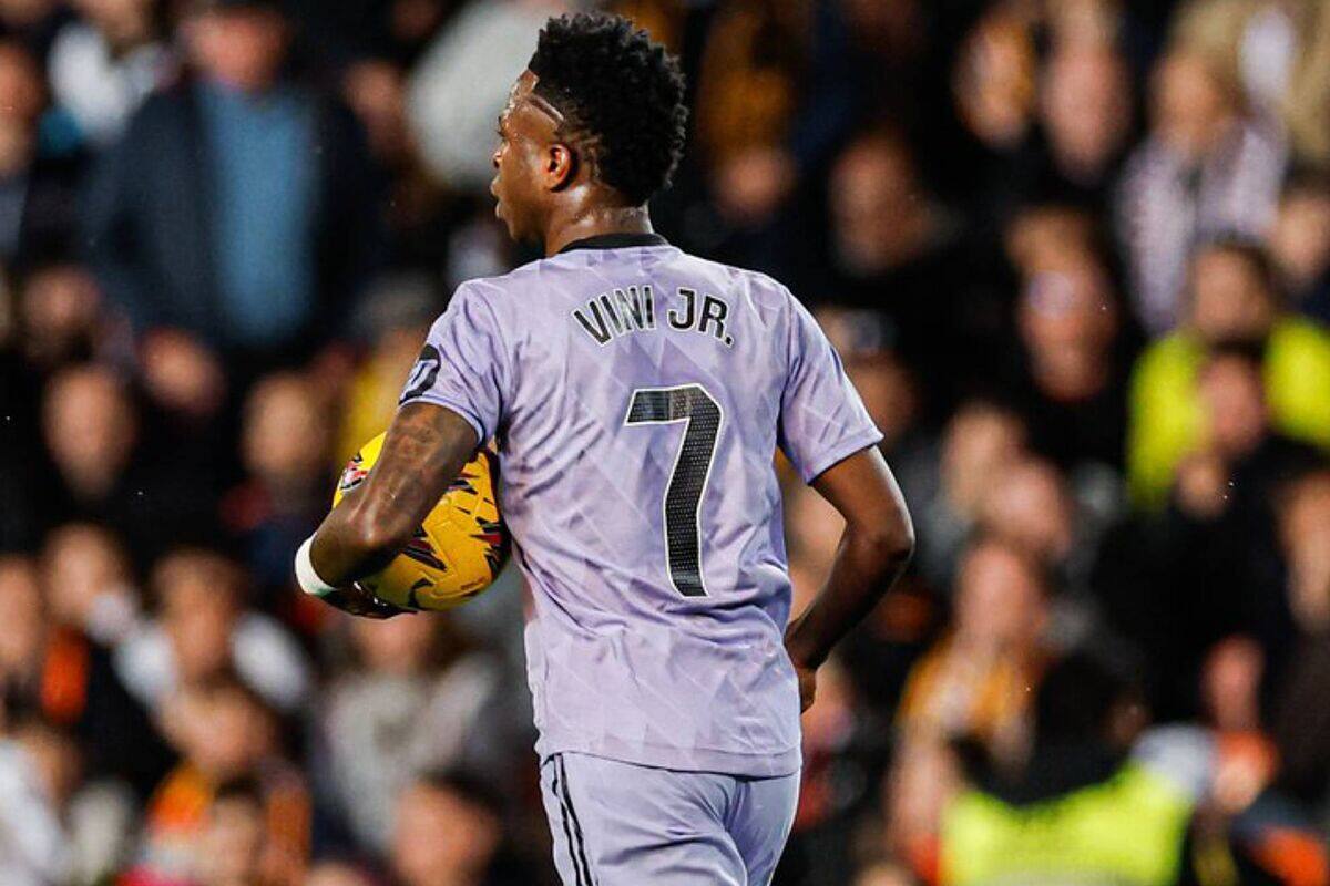 jugaría por el centro de la delantera.