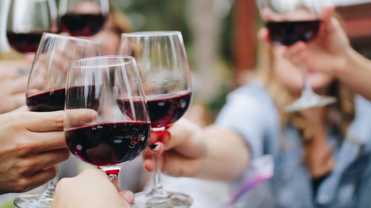 ¿El vino tinto es realmente bueno para el corazón? Esto dice Harvard