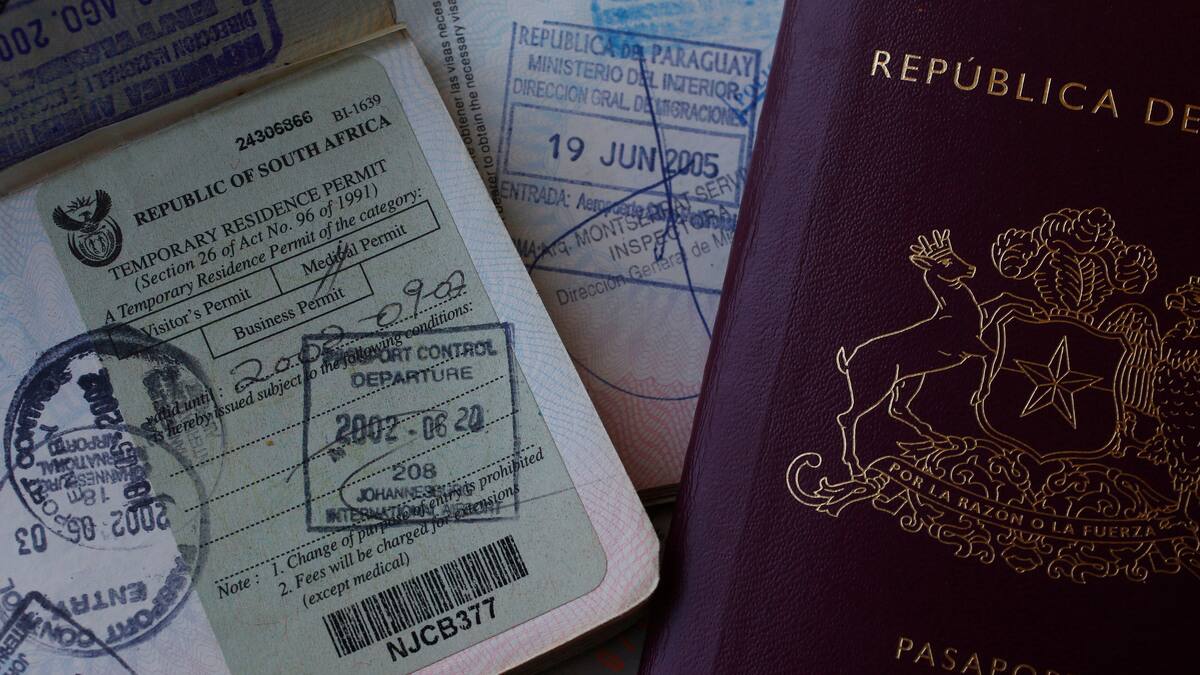 ¿Cómo puedo obtener mi pasaporte y cuál es el precio que debo pagar?