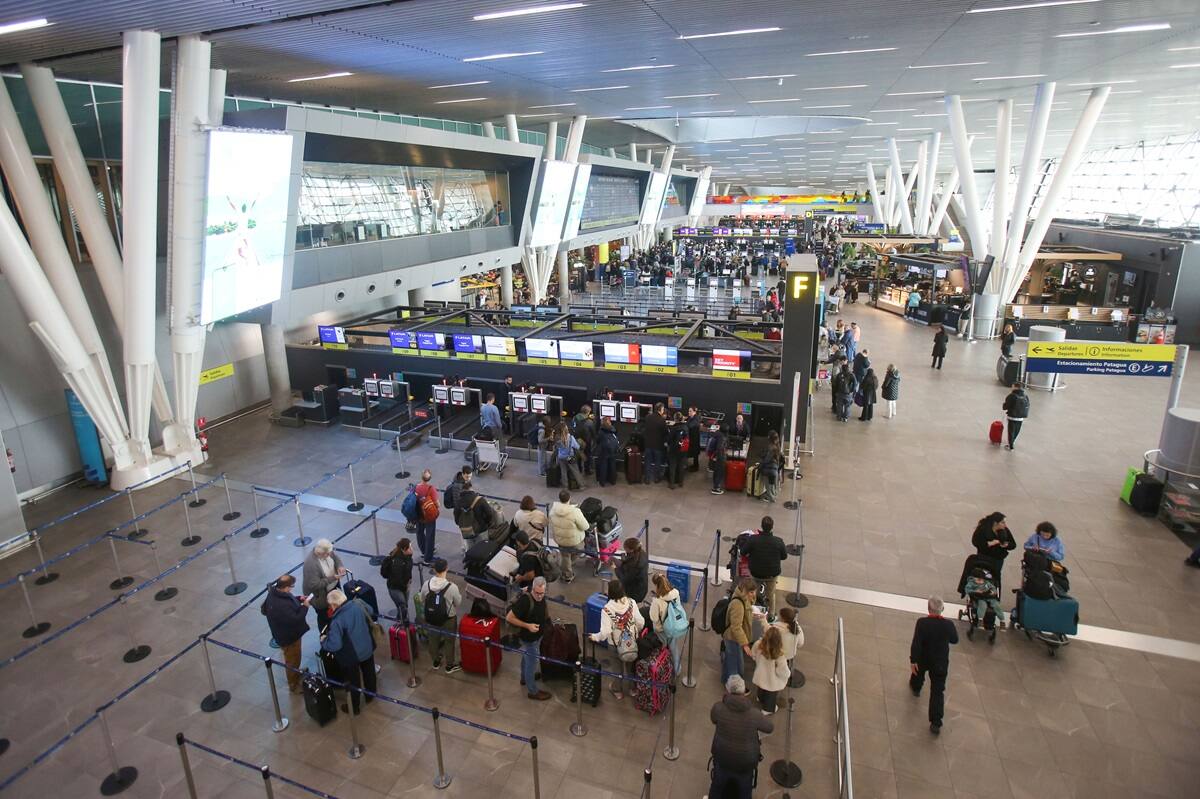 La autorización permite a pasajeros chilenos viajar a Estados Unidos con motivos de turismo, negocios y tránsito por un periodo máximo de 90 días. Imagen referencial. Créditos: Jonnathan Oyarzún/ATON Chile.