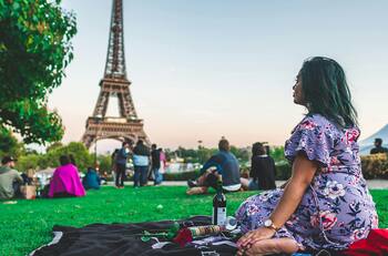 Así puedes vacacionar y trabajar por un año en Francia: el sueldo mínimo es de $1.560.000