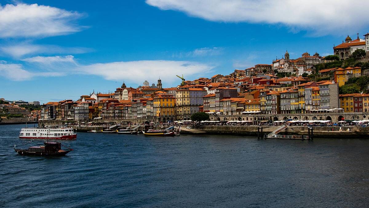 Así puedes pasar vacaciones y trabajar en Portugal, donde el sueldo mínimo es de $751.000