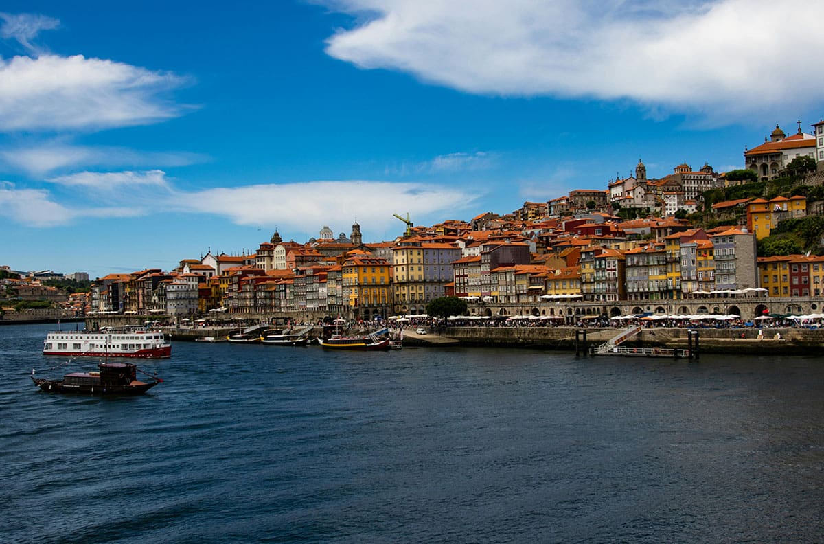 Así puedes pasar vacaciones y trabajar en Portugal, donde el sueldo mínimo es de $751.000