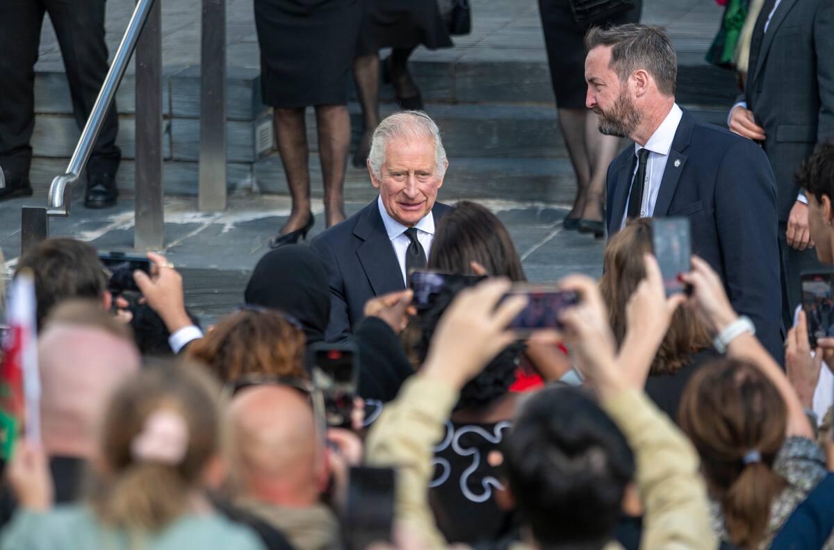 “No eres mi rey”: Senadora indígena le grita con todo a Carlos III
