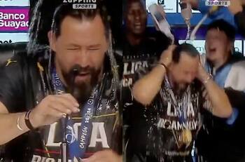 VIDEO | Con Vitamina totalmente empapado: así celebró Liga de Quito y Fernando Cornejo el título