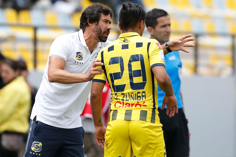 Para el técnico argentino, el lateral chileno era un jugador difícil de descubrir. Lo considera uno de los mejores futbolistas que ha dirigido.