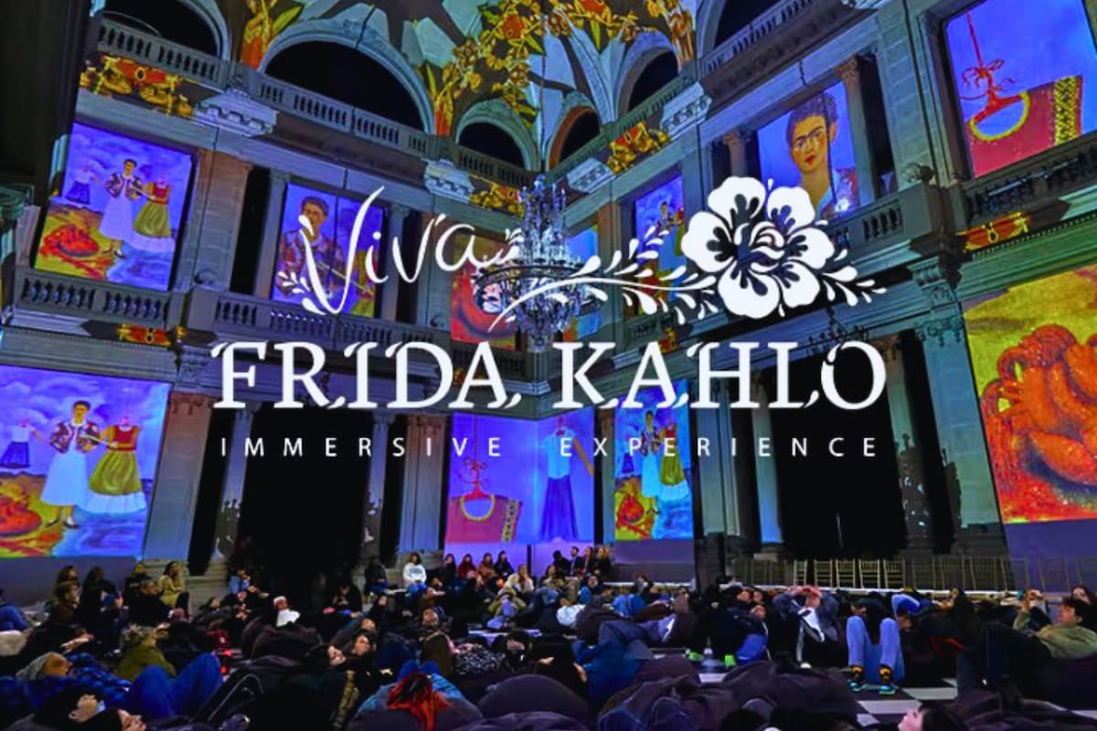 La experiencia inmersiva permite un viaje al mundo artístico de Frida y tiene accesibilidad para personas en sillas de ruedas. Foto: Fever.