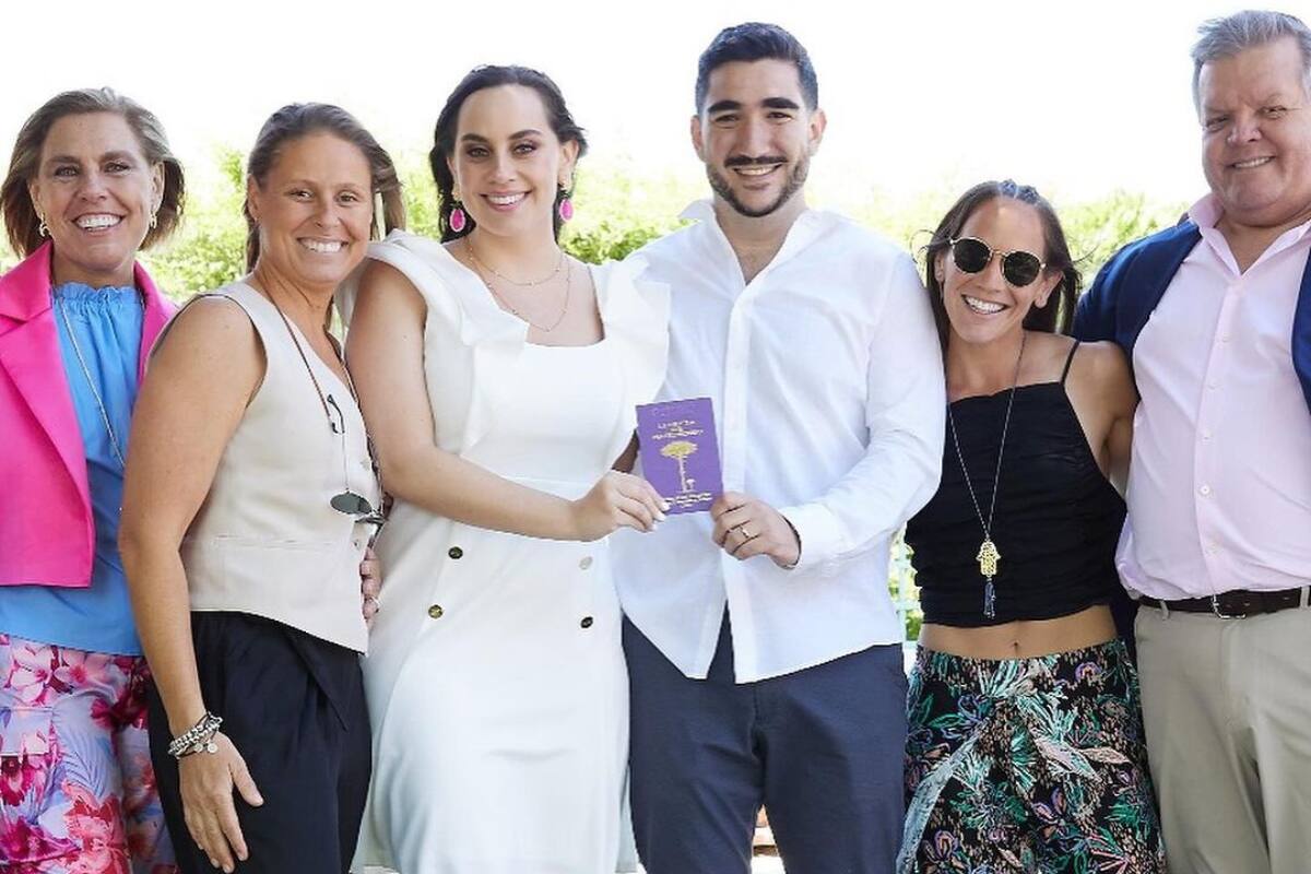 A través de redes sociales, mostró una serie de fotografías de la ceremonia y reveló que no pudo contener la emoción.