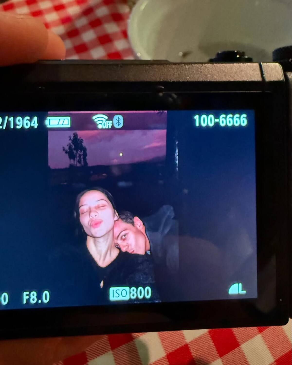 La pareja compatió una foto durante el anochecer.