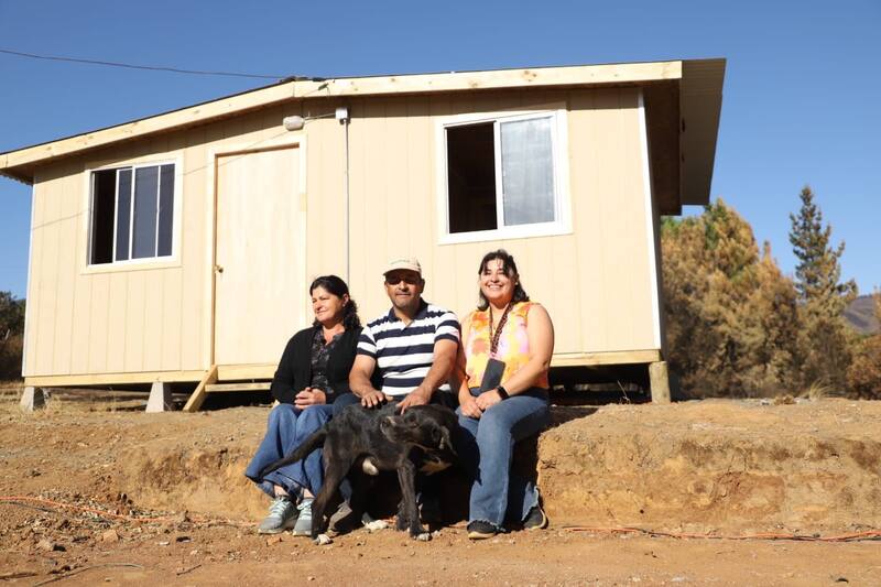 Gobierno entrega la primera casa a damnificados por los incendios forestales. Foto: Minvu.