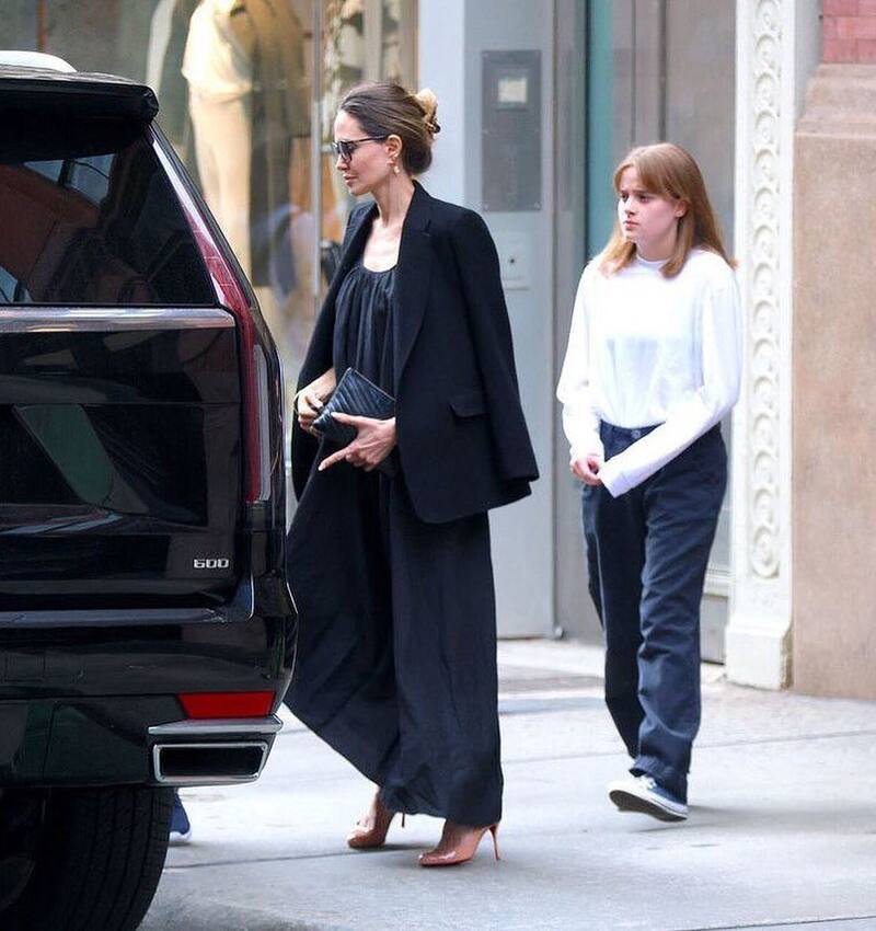 La hija menor de Angelina Jolie y Brad Pitt trabajará con su madre en la obra "The Outsiders" en Broadway.