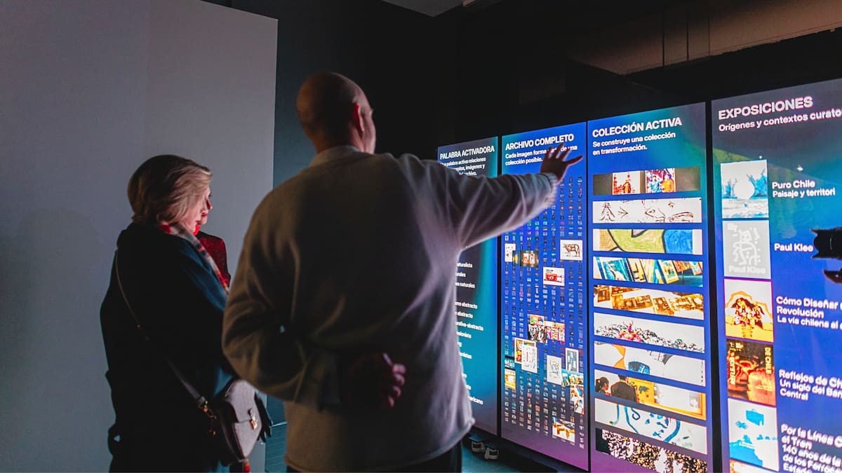 Vivir el archivo: La espectacular exposición inmersiva con inteligencia artificial que se puede visitar gratis en Santiago