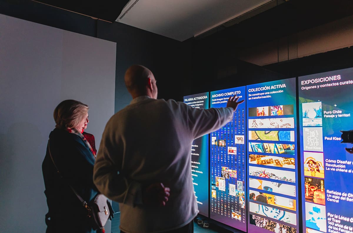 Vivir el archivo: La espectacular exposición inmersiva con inteligencia artificial que se puede visitar gratis en Santiago