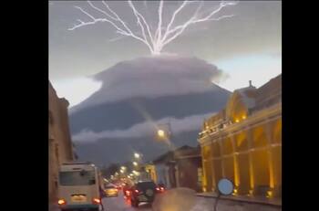 VIDEO | Captan increíbles imágenes de relámpagos volcánicos en Guatemala