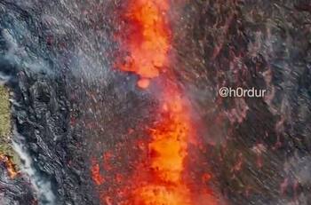 VIDEO | Las espectaculares imágenes aéreas de un volcán en erupción en Islandia