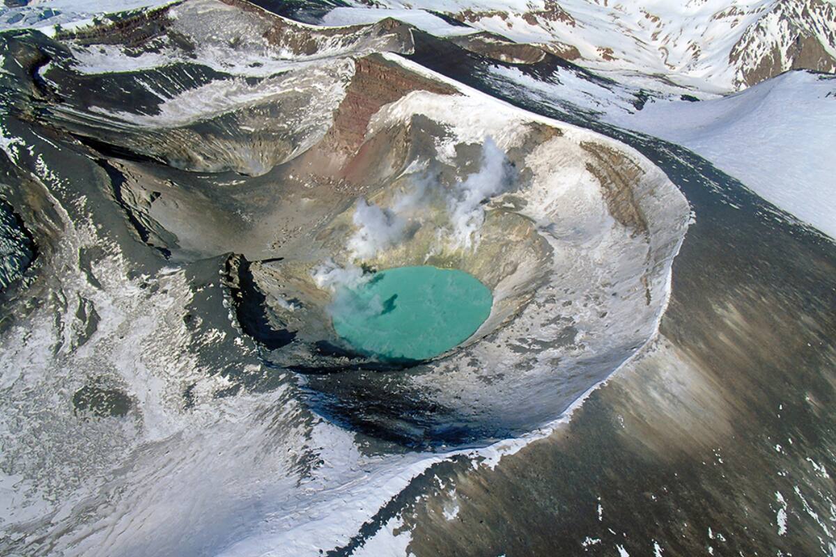Desarrollan monitoreo de Tupungatito tras sismo en este lugar.