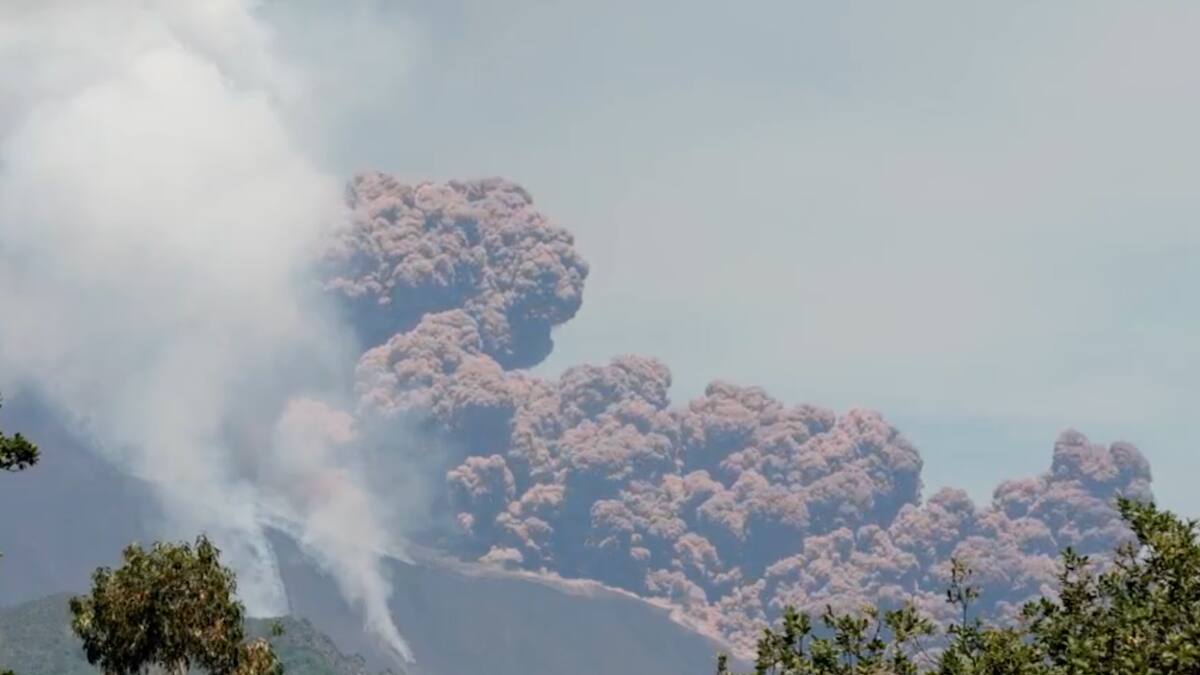Impactante: así fue el momento en que se desprendió parte del cráter del volcán Etna