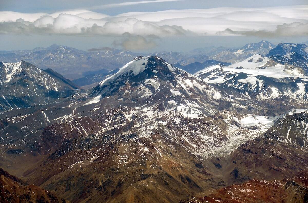 Senapred comienza monitoreo de volcán en la Región Metropolitana por sismo asociado a fracturamiento de rocas