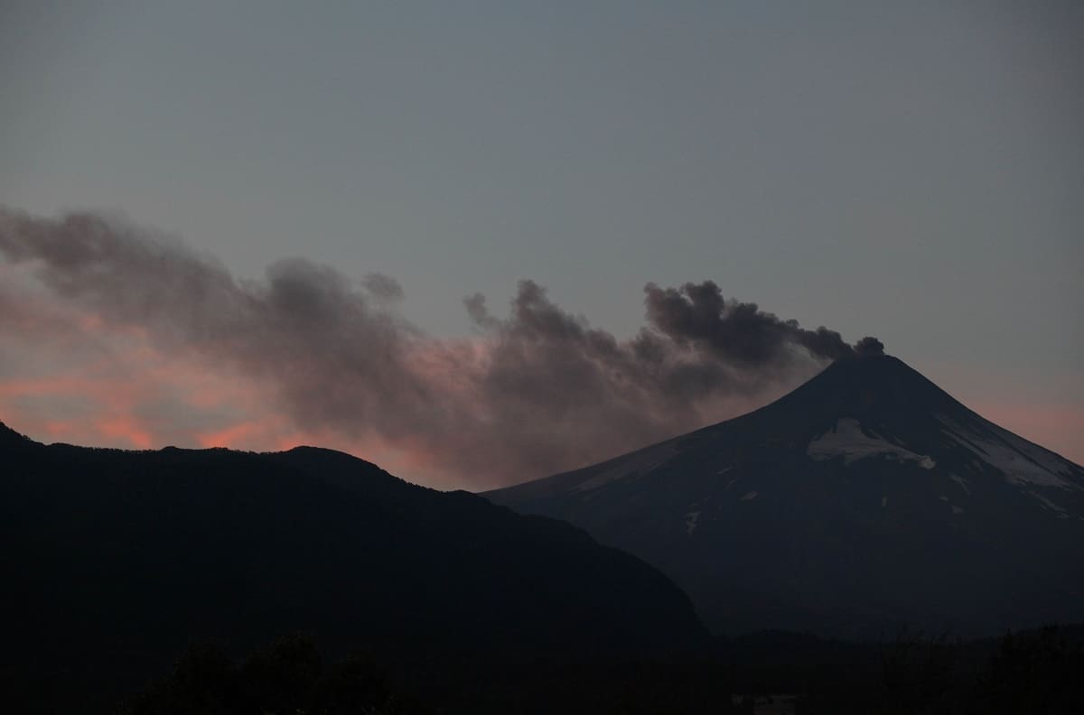 Decretan “emergencia preventiva” por volcán Villarrica: ¿Cuáles son las comunas afectadas?