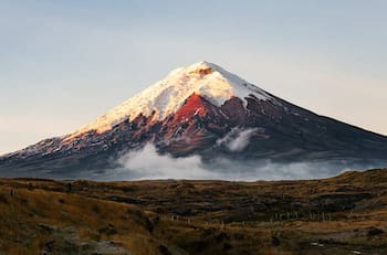 Uno de Chile destaca en la lista: Conoce cuáles son los volcanes más visitados en Sudamérica para turismo y trekking