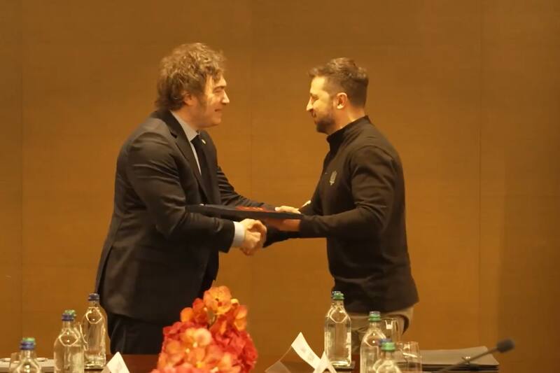 El presidente de Ucrania le entregó la condecoración a su par argentino este sábado.