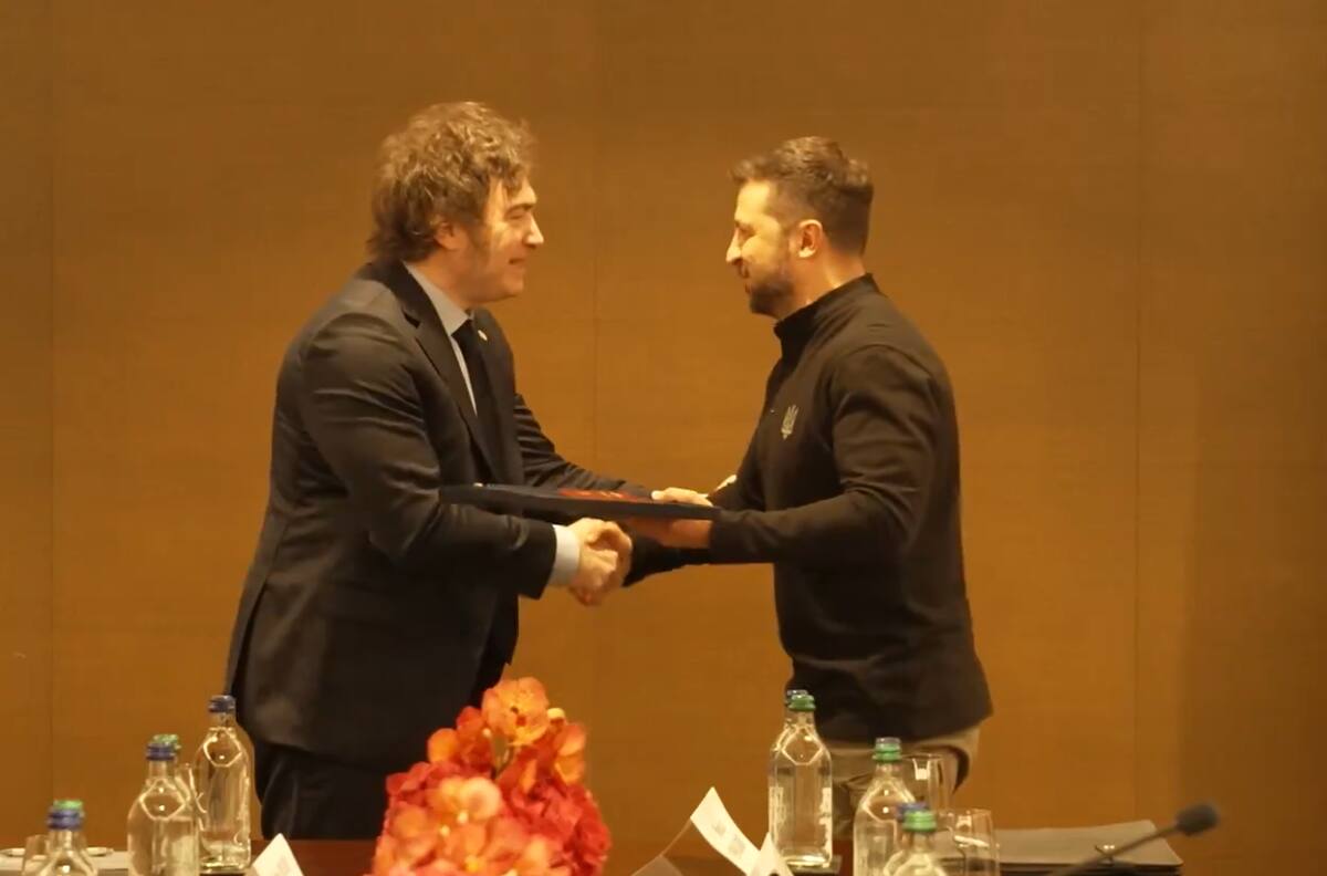 VIDEO | Presidente de Ucrania condecoró a Milei con la Orden de la Libertad en cumbre por la paz