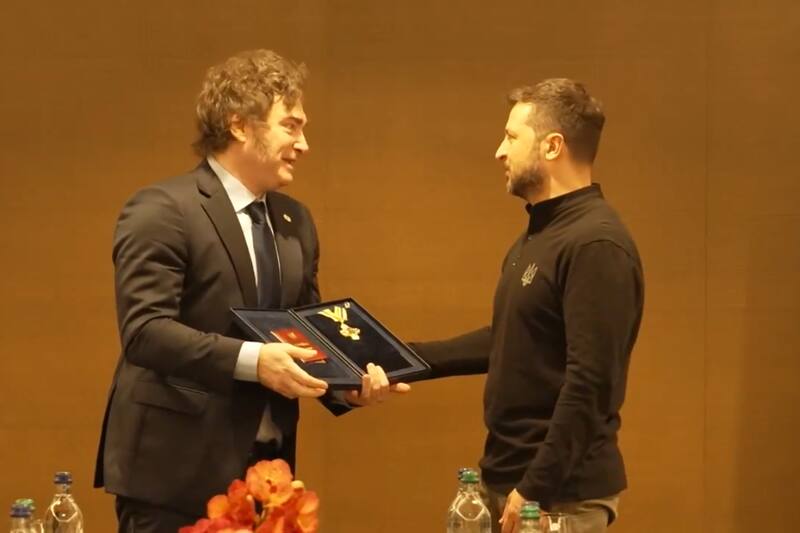 El presidente argentino recibió la condecoración de la mano de su par ucraniano.