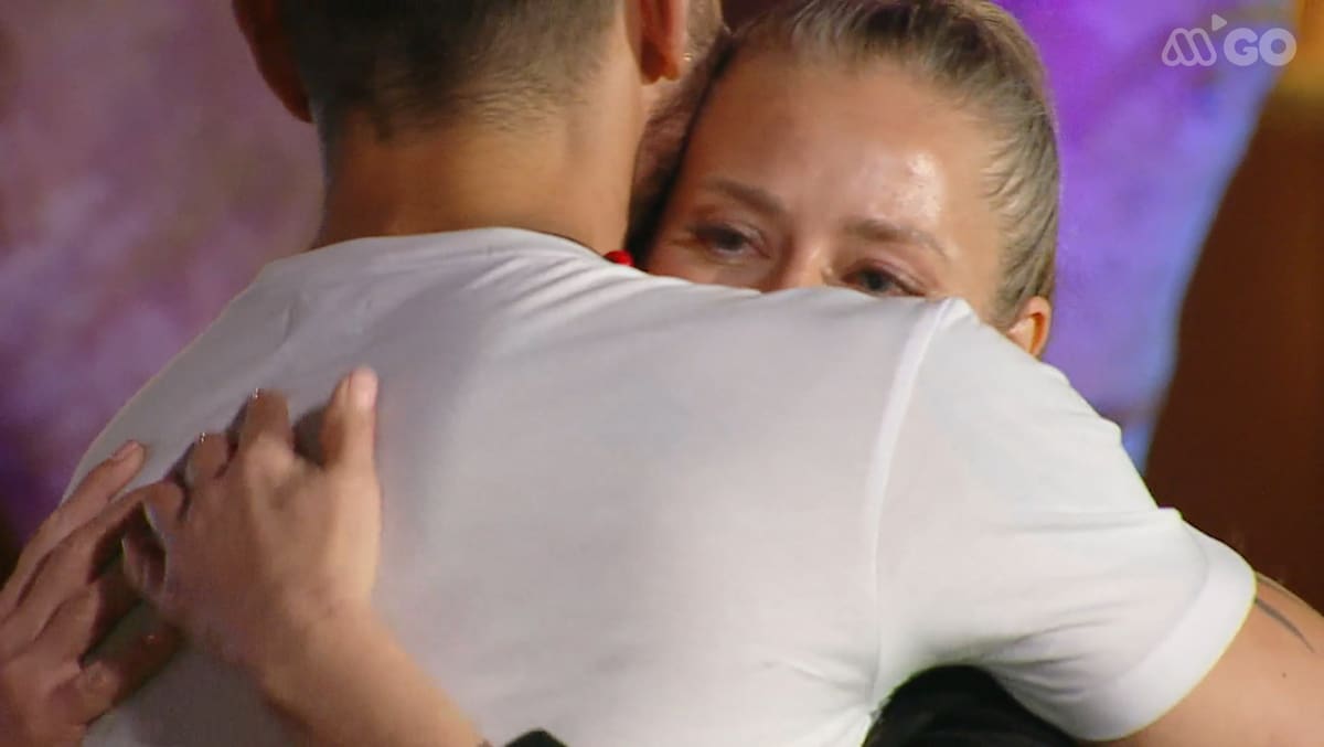 El tierno abrazo de la expareja. Reproducción MegaGo.