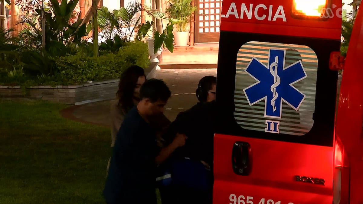Emergencia obligó a entrar a la ambulancia. Foto: Reproducción MegaGo.
