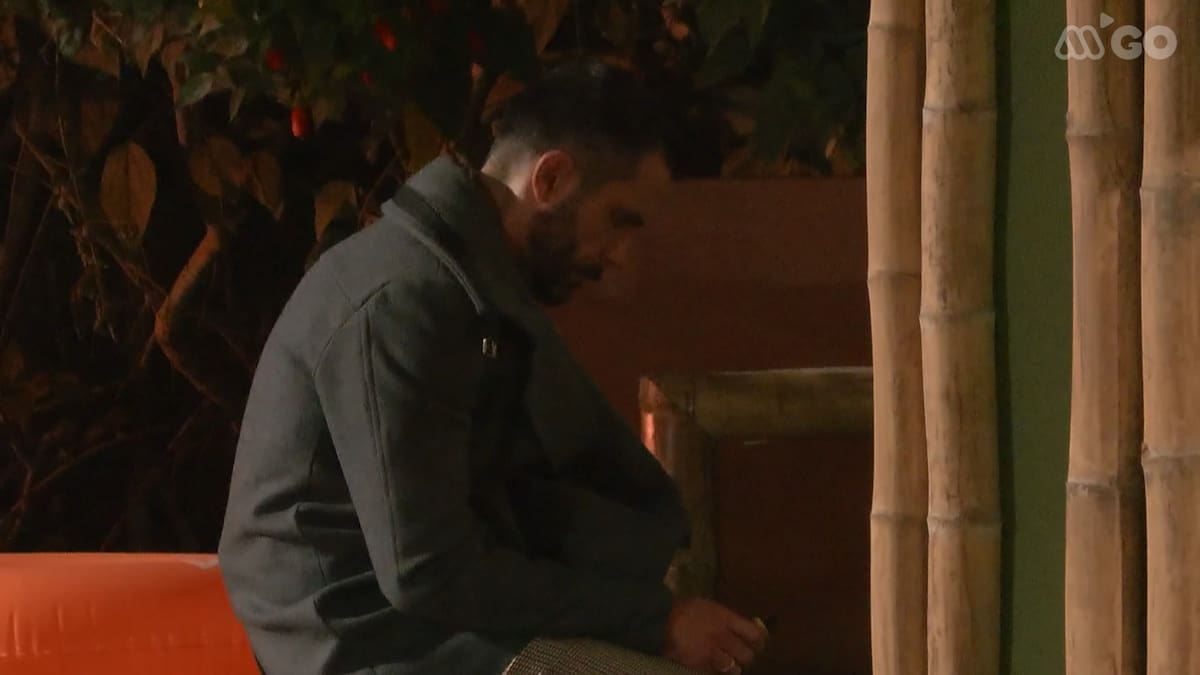 Álvaro Ballero se fue a pensar solo al borde de la piscina. Reproducción MegaGo.