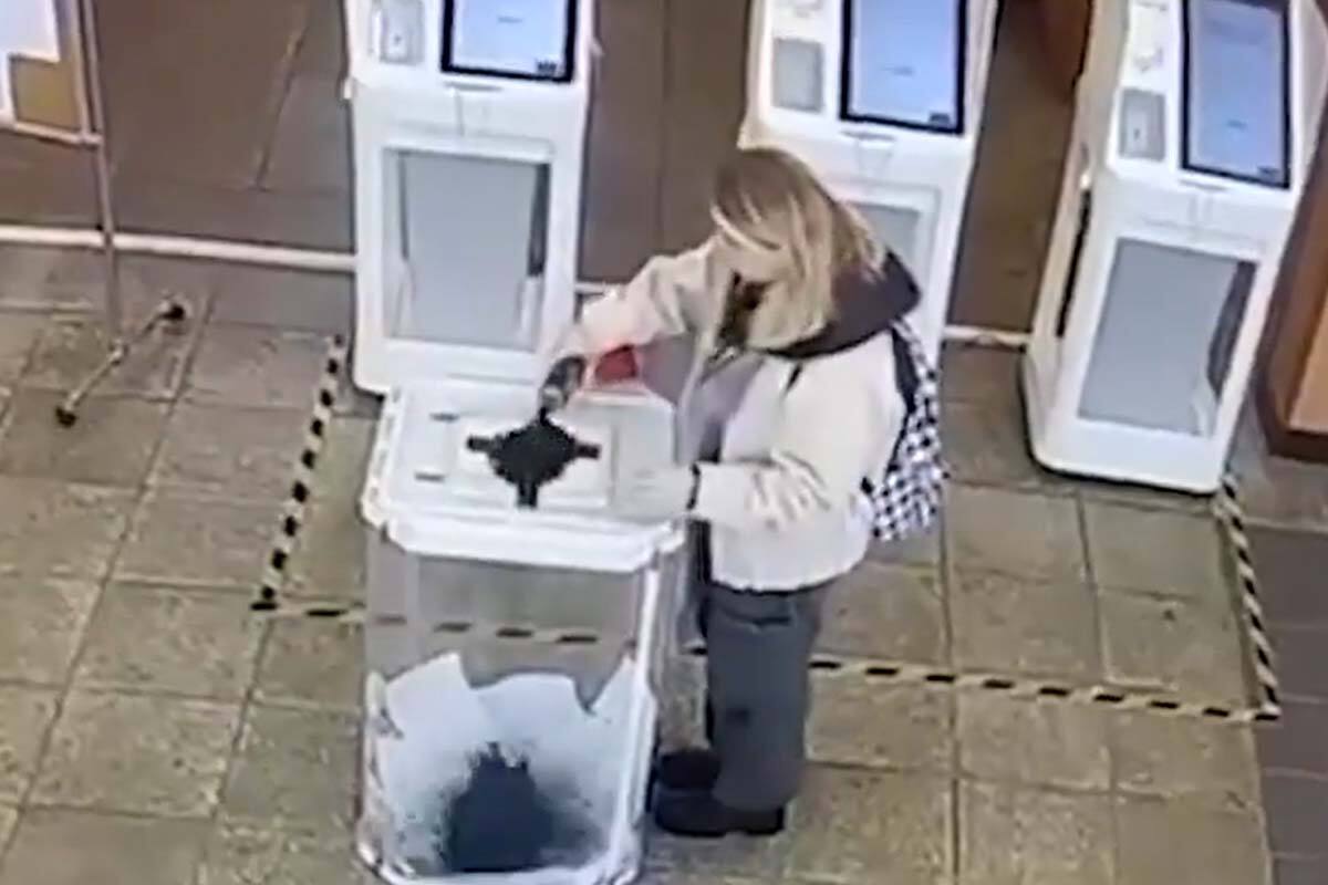 Mujer es detenida por la policía rusa luego de arrojar tinta negra a una unra en Rusia.