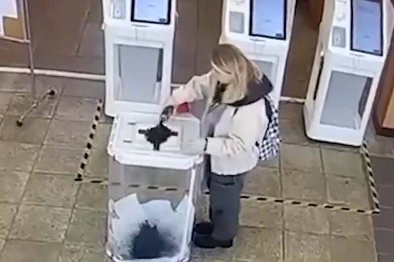 Mujer es detenida por la policía rusa luego de arrojar tinta negra a una unra en Rusia.