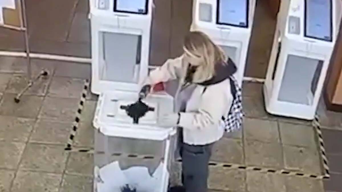 VIDEO | Elecciones presidenciales en Rusia: Mujer es arrestada por arrojar tinta a una urna con votos
