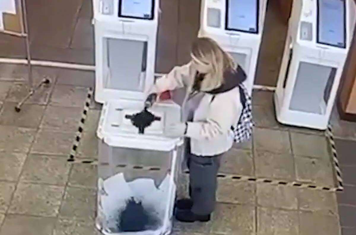 VIDEO | Elecciones presidenciales en Rusia: Mujer es arrestada por arrojar tinta a una urna con votos