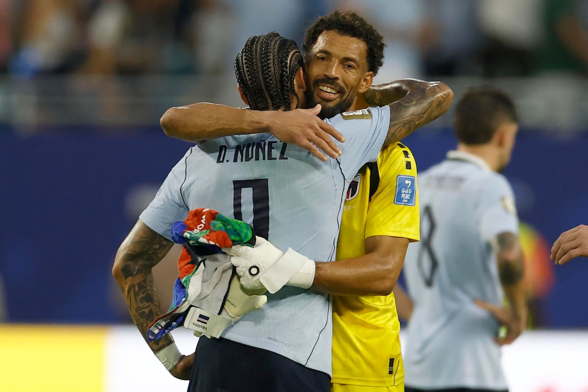 El meta feliz tras empatar ante Uruguay. Foto: EFE.