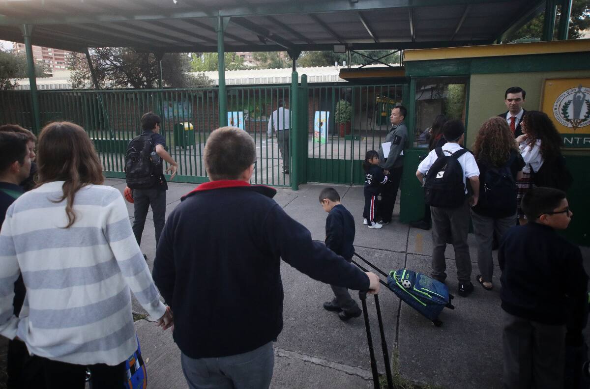Depusieron el paro de profesores: los colegios de la RM que iniciarán clases este lunes