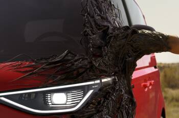 La Combi eléctrica atrae hasta a un alien en la nueva película de Venom