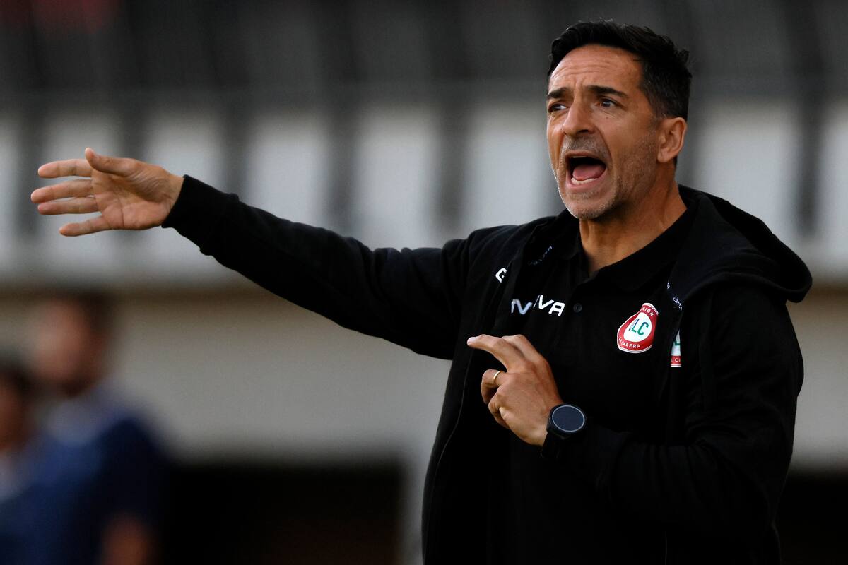 Ex futbolista, se retiró a los 28 años, se dedicó a la gastronomía, hasta que decidió volver al fútbol como entrenador.