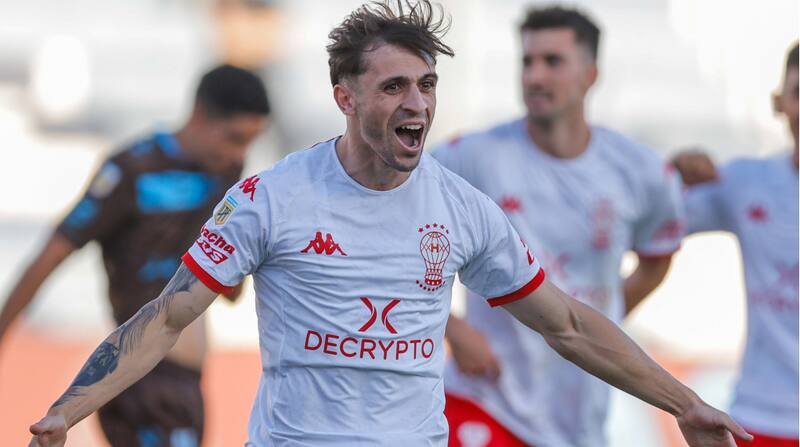 con la camiseta de Huracán.