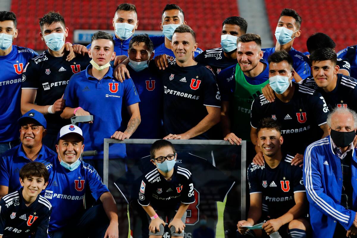 El jugador argentino dijo adiós al fútbol con la camiseta de la U.