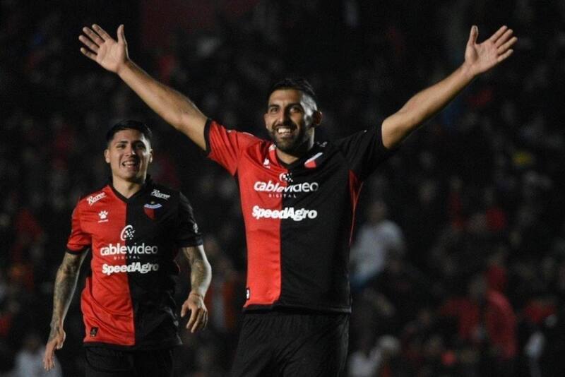 Tras su etapa en Boca Juniors el delantero Ramón Ábila pasó a los registros de Colón de Santa Fe.